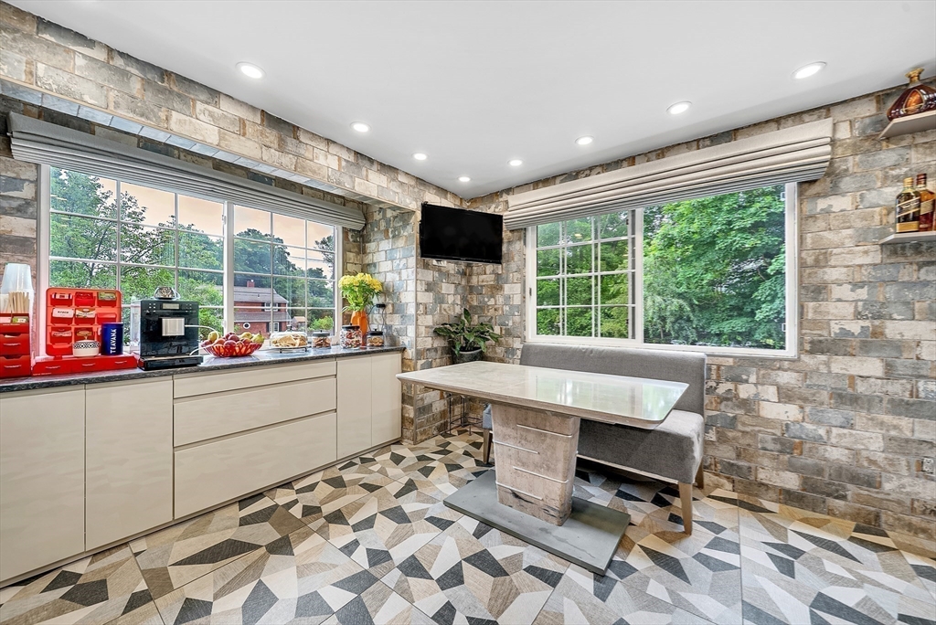 Canton, Massachusetts 02021, United States, 2 Bedrooms Bedrooms, ,3 BathroomsBathrooms,Residential,Contingent,149670