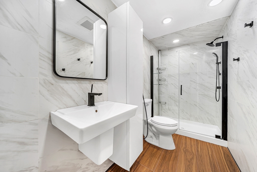 Canton, Massachusetts 02021, United States, 2 Bedrooms Bedrooms, ,3 BathroomsBathrooms,Residential,Contingent,149670