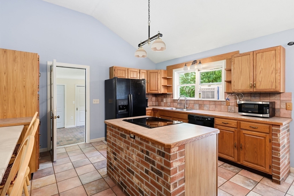 414 Mountain Rd, Holyoke, MA Photo #9