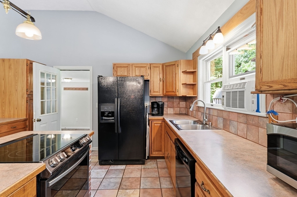 414 Mountain Rd, Holyoke, MA Photo #10