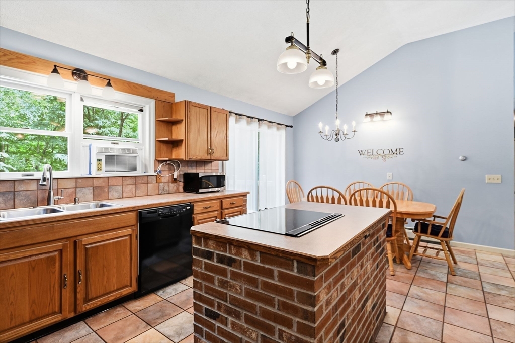 414 Mountain Rd, Holyoke, MA Photo #11