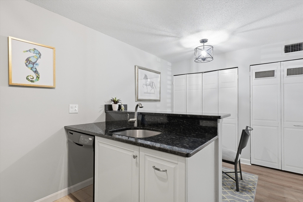 11 Walden Dr #10, Natick, MA Photo #12