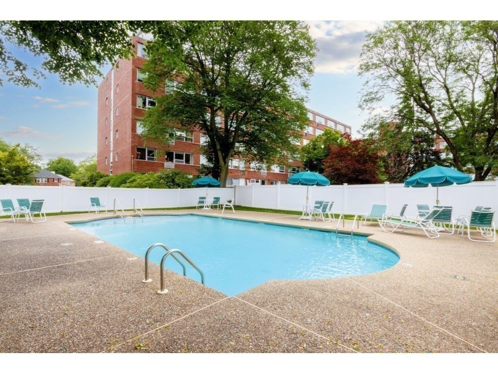 10 Hammond Pond Parkway 606