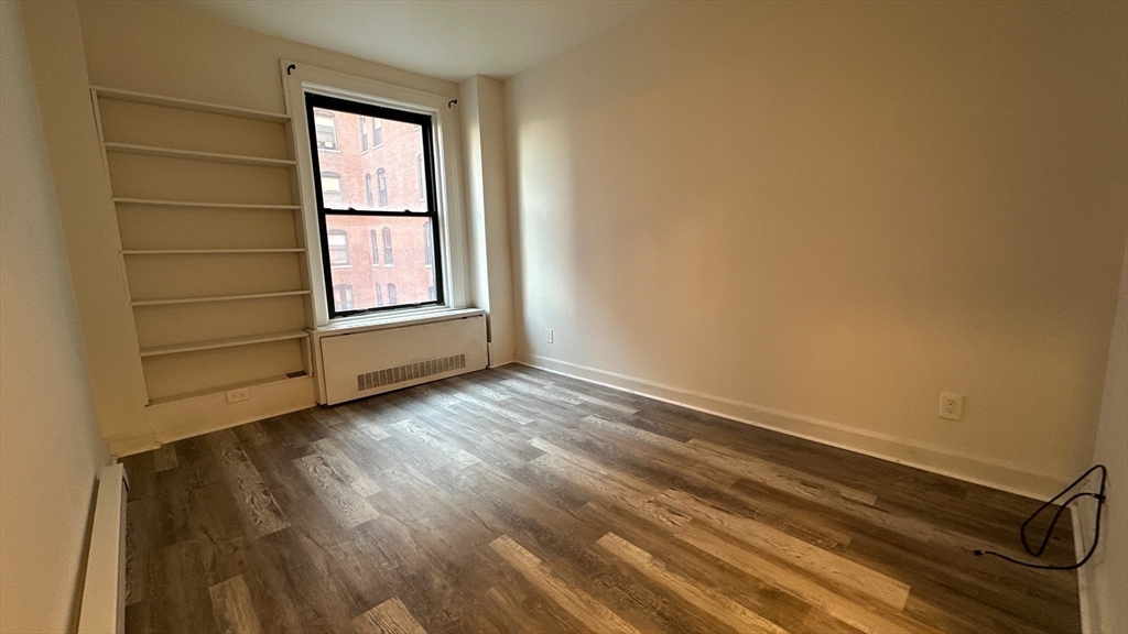 Springfield, Massachusetts 01103, United States, 2 Bedrooms Bedrooms, ,2 BathroomsBathrooms,Residential,Active,218501