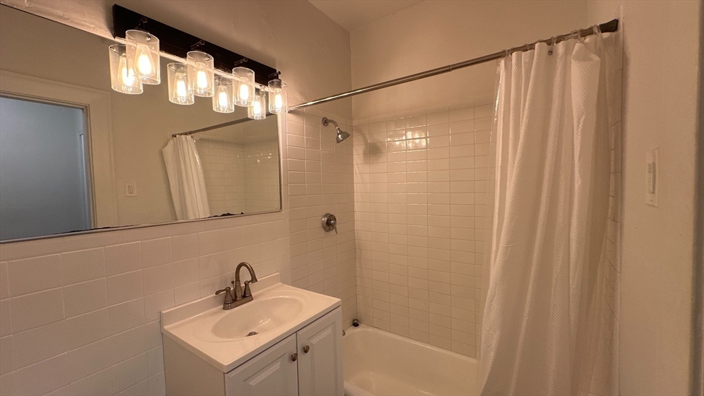 Springfield, Massachusetts 01103, United States, 2 Bedrooms Bedrooms, ,2 BathroomsBathrooms,Residential,Active,218501