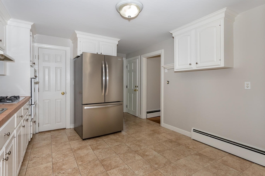 Foxboro, Massachusetts 02035, United States, 3 Bedrooms Bedrooms, ,2 BathroomsBathrooms,Residential,Contingent,211850