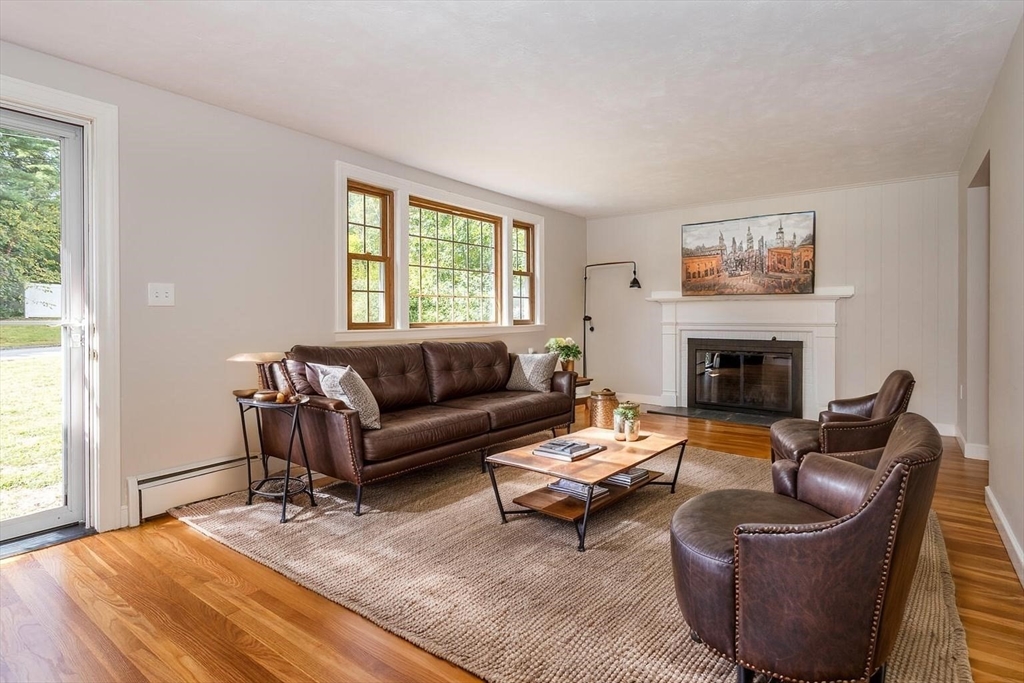 Foxboro, Massachusetts 02035, United States, 3 Bedrooms Bedrooms, ,2 BathroomsBathrooms,Residential,Contingent,211850