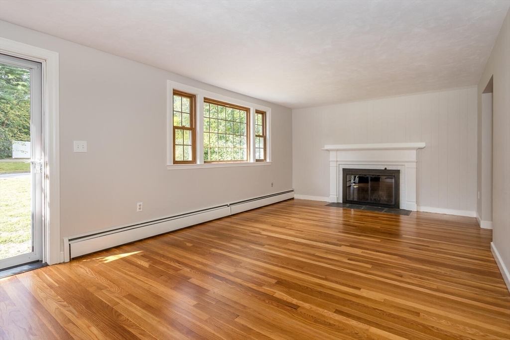 Foxboro, Massachusetts 02035, United States, 3 Bedrooms Bedrooms, ,2 BathroomsBathrooms,Residential,Contingent,211850