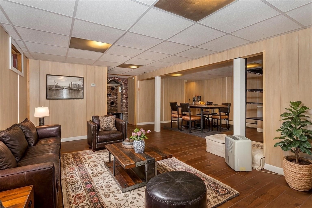 Foxboro, Massachusetts 02035, United States, 3 Bedrooms Bedrooms, ,2 BathroomsBathrooms,Residential,Contingent,211850