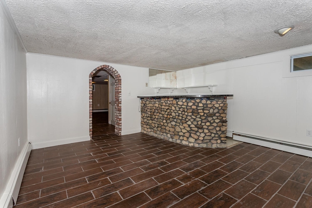 Foxboro, Massachusetts 02035, United States, 3 Bedrooms Bedrooms, ,2 BathroomsBathrooms,Residential,Contingent,211850