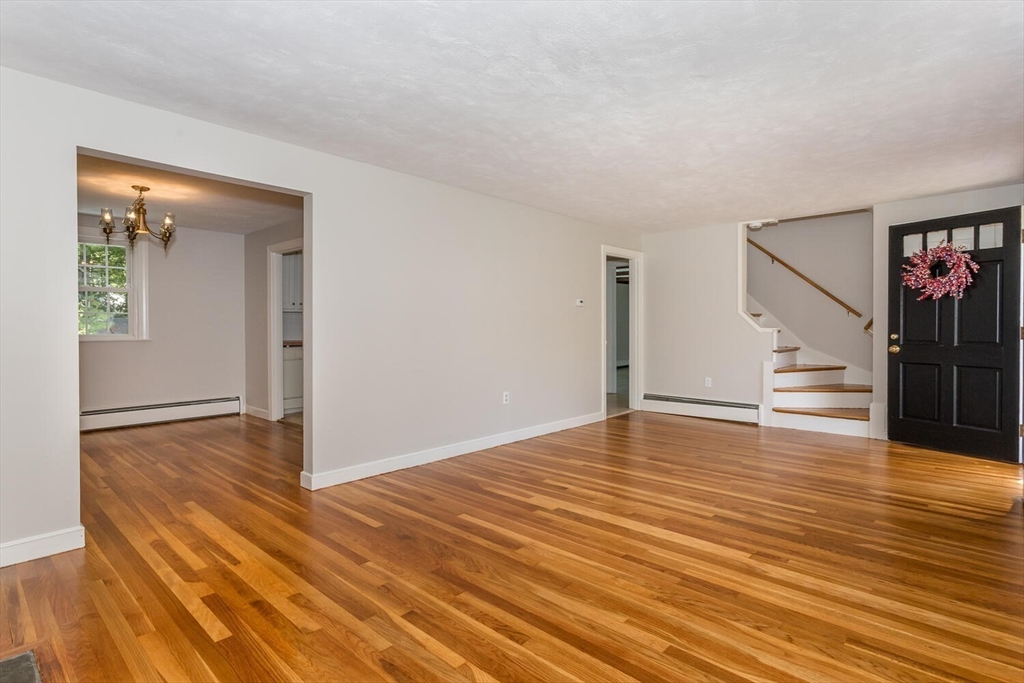 Foxboro, Massachusetts 02035, United States, 3 Bedrooms Bedrooms, ,2 BathroomsBathrooms,Residential,Contingent,211850