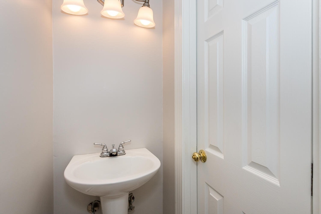 Foxboro, Massachusetts 02035, United States, 3 Bedrooms Bedrooms, ,2 BathroomsBathrooms,Residential,Contingent,211850