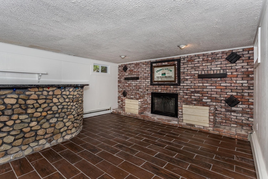 Foxboro, Massachusetts 02035, United States, 3 Bedrooms Bedrooms, ,2 BathroomsBathrooms,Residential,Contingent,211850