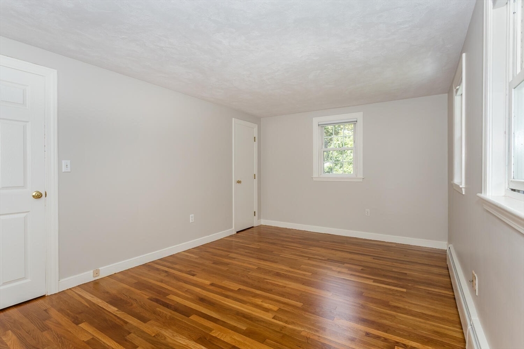 Foxboro, Massachusetts 02035, United States, 3 Bedrooms Bedrooms, ,2 BathroomsBathrooms,Residential,Contingent,211850