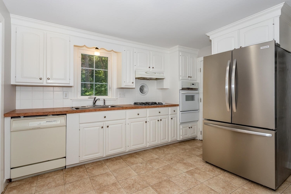 Foxboro, Massachusetts 02035, United States, 3 Bedrooms Bedrooms, ,2 BathroomsBathrooms,Residential,Contingent,211850