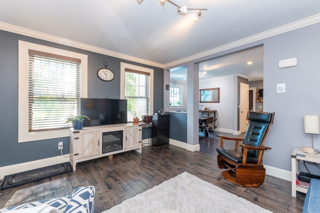 Waltham, Massachusetts 02453, United States, 3 Bedrooms Bedrooms, ,2 BathroomsBathrooms,Residential,Contingent,200045