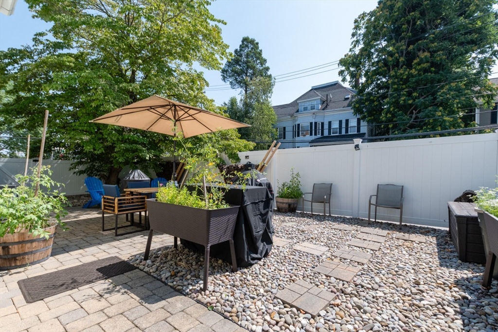 Waltham, Massachusetts 02453, United States, 3 Bedrooms Bedrooms, ,2 BathroomsBathrooms,Residential,Contingent,200045