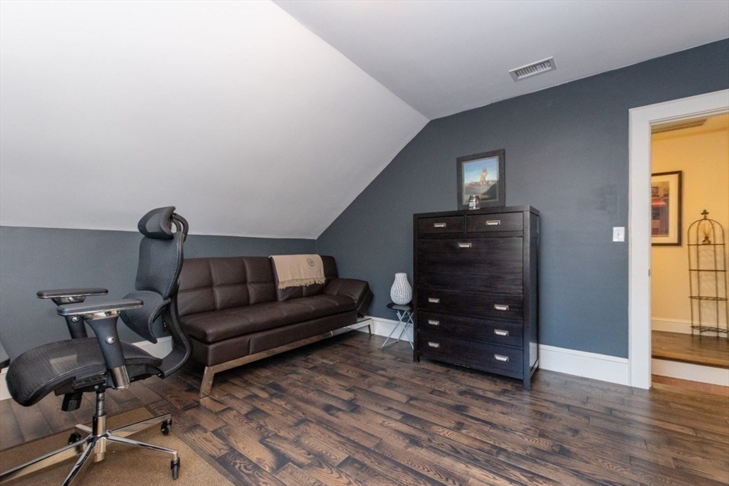 Waltham, Massachusetts 02453, United States, 3 Bedrooms Bedrooms, ,2 BathroomsBathrooms,Residential,Contingent,200045