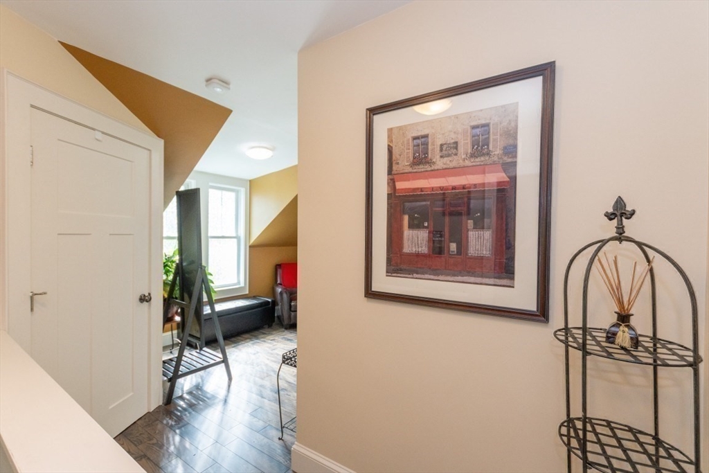 Waltham, Massachusetts 02453, United States, 3 Bedrooms Bedrooms, ,2 BathroomsBathrooms,Residential,Contingent,200045