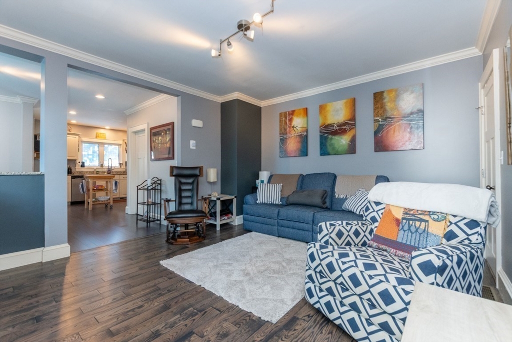 Waltham, Massachusetts 02453, United States, 3 Bedrooms Bedrooms, ,2 BathroomsBathrooms,Residential,Contingent,200045