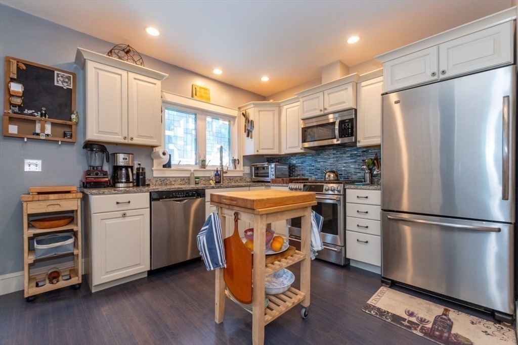 Waltham, Massachusetts 02453, United States, 3 Bedrooms Bedrooms, ,2 BathroomsBathrooms,Residential,Contingent,200045