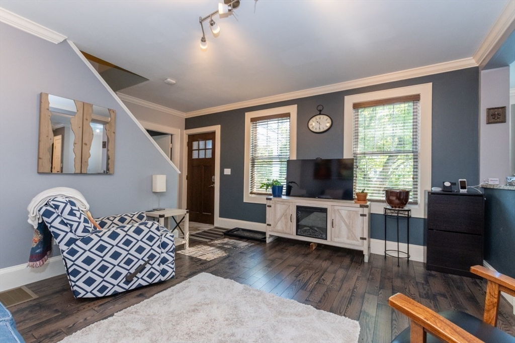 Waltham, Massachusetts 02453, United States, 3 Bedrooms Bedrooms, ,2 BathroomsBathrooms,Residential,Contingent,200045