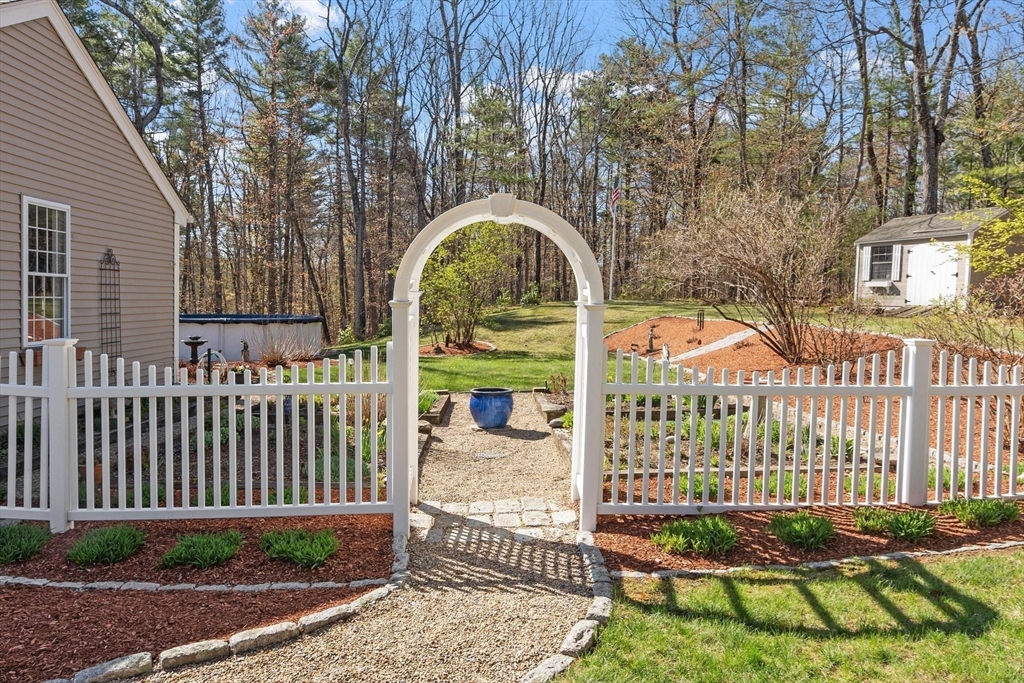 40 Longwood Dr