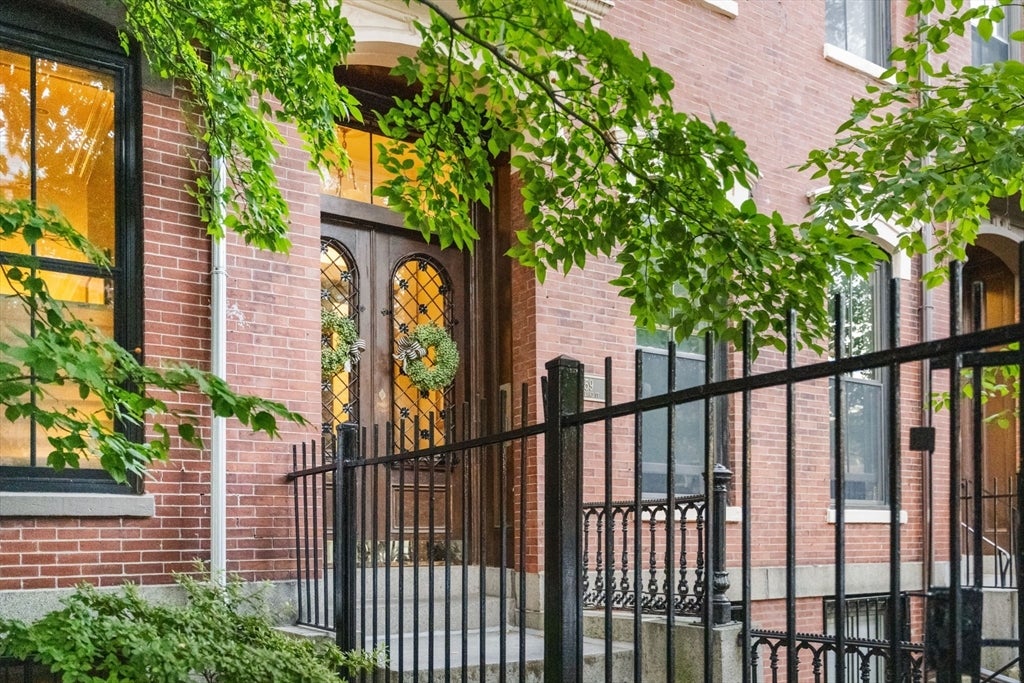 Click for 59 Rutland St #3, Boston, MA slideshow