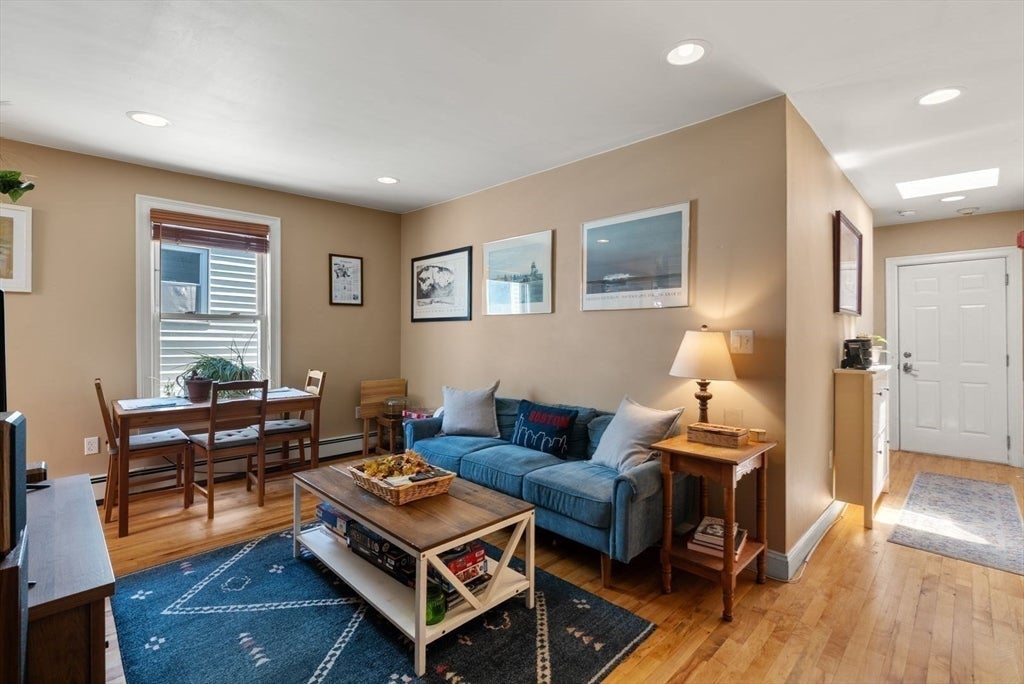 295 River St