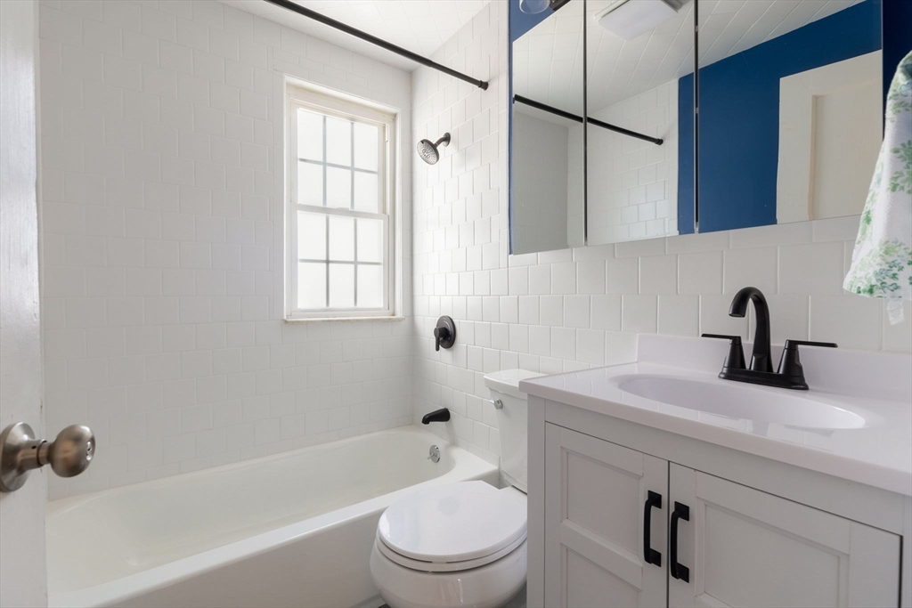 Boston, Massachusetts 02131, United States, 3 Bedrooms Bedrooms, ,1 BathroomBathrooms,Residential,Active,89368