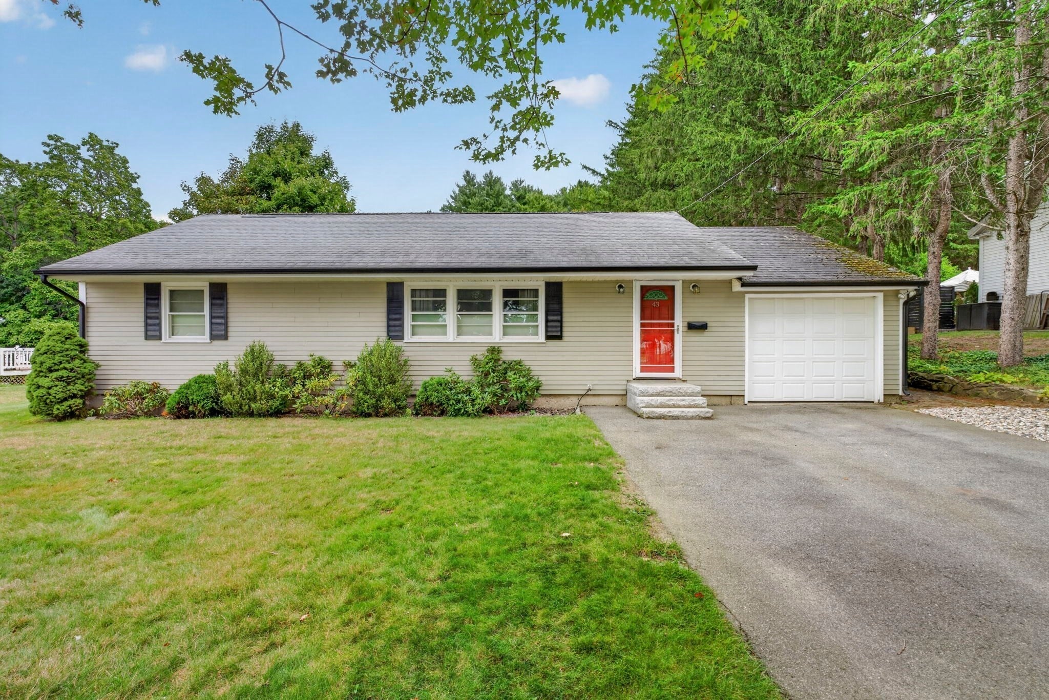 Photo of 43 Madison St, Amesbury, MA