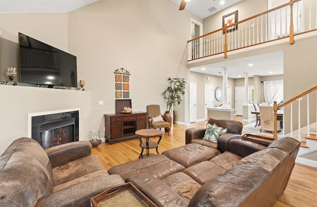 87 Mayflower Dr 87