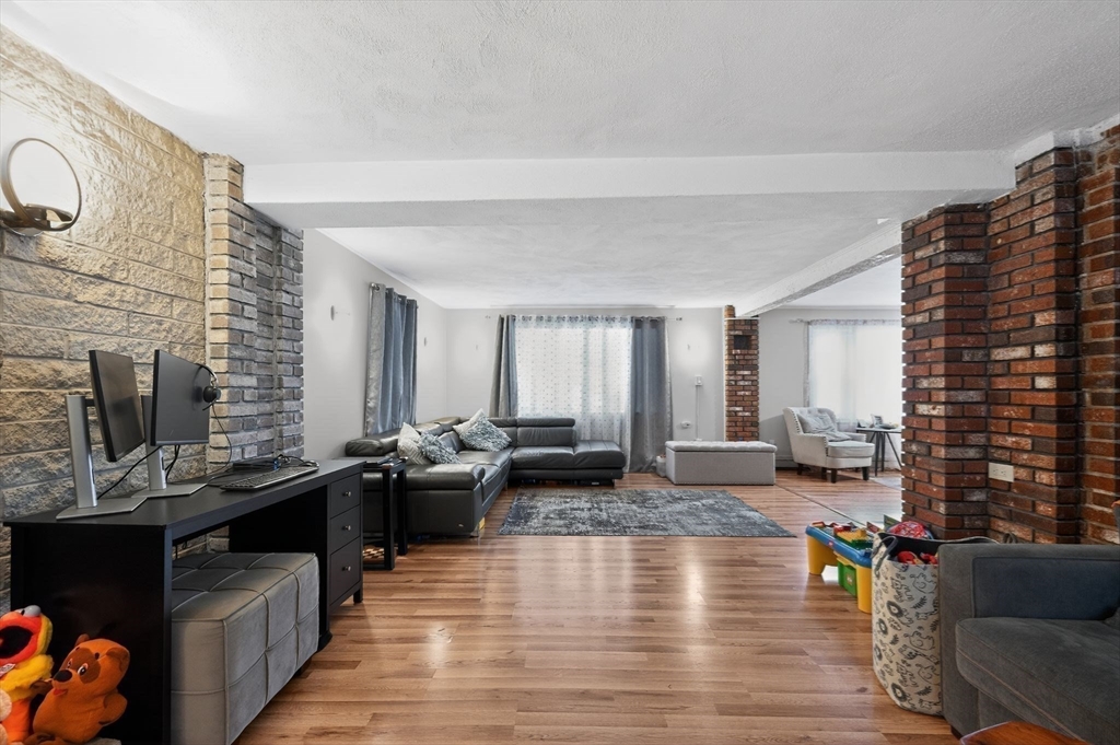 74 Alandale Pkwy