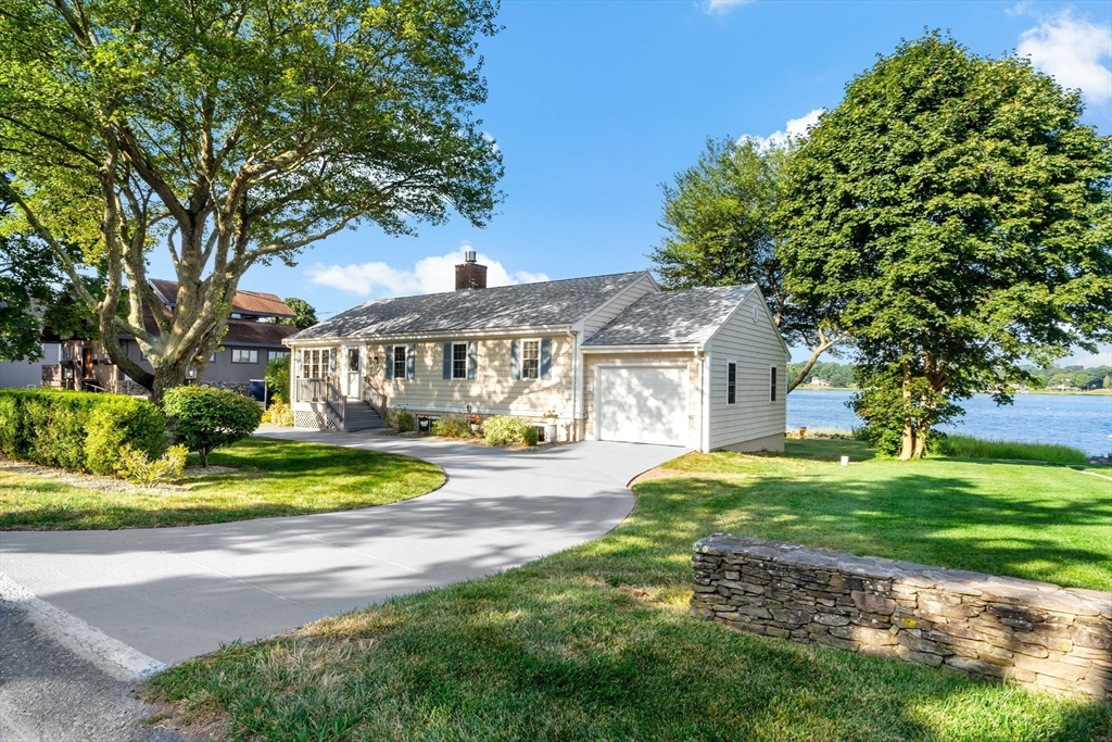 22 Riverside Dr