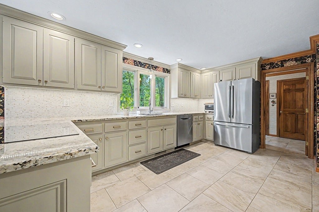 8 Erika Dr, Hopkinton, MA Photo #7