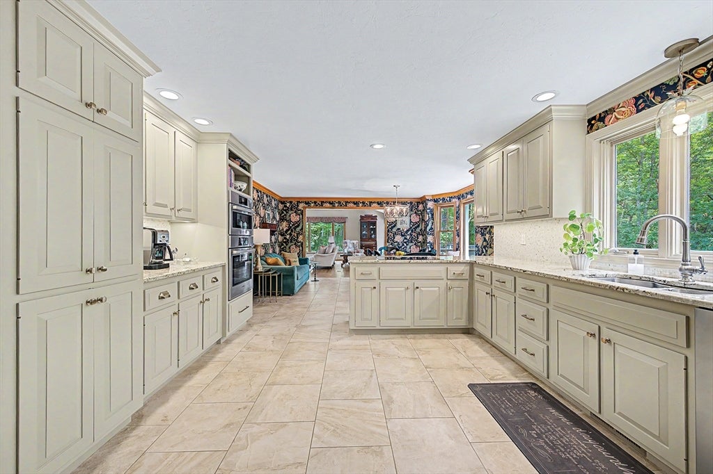 8 Erika Dr, Hopkinton, MA Photo #6
