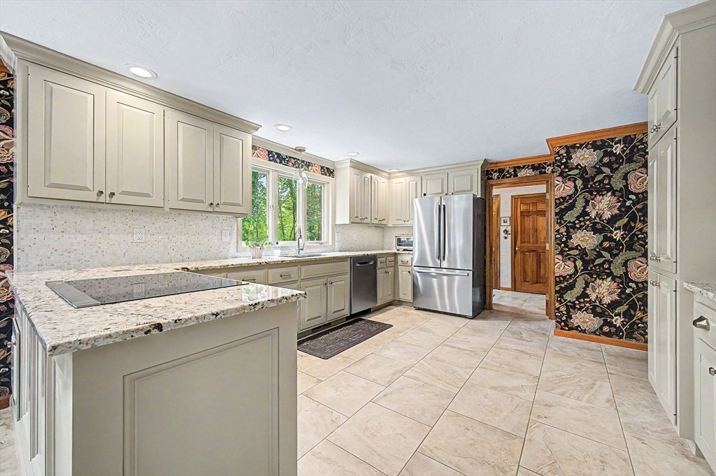 8 Erika Dr, Hopkinton, MA Photo #8