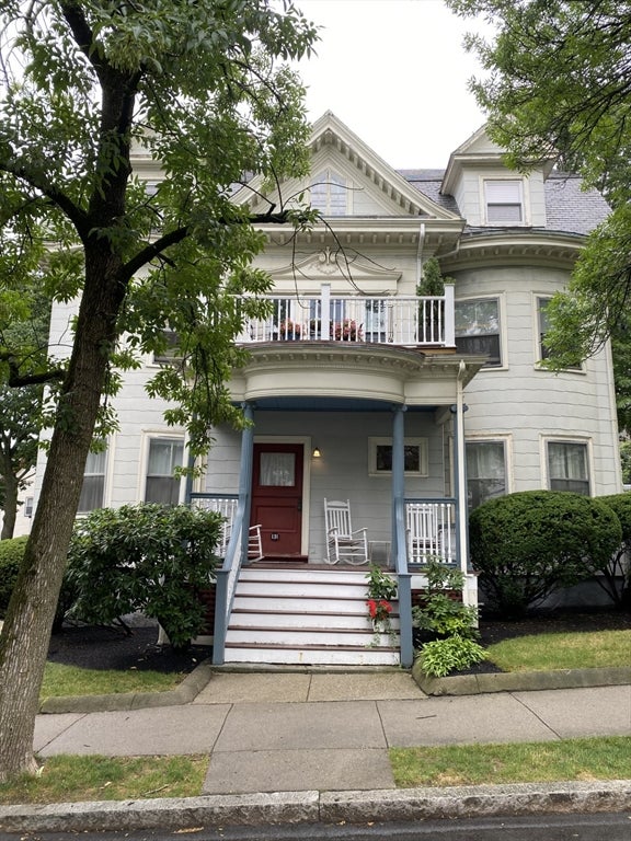 Click for 131 Thorndike Street #1, Brookline, MA slideshow