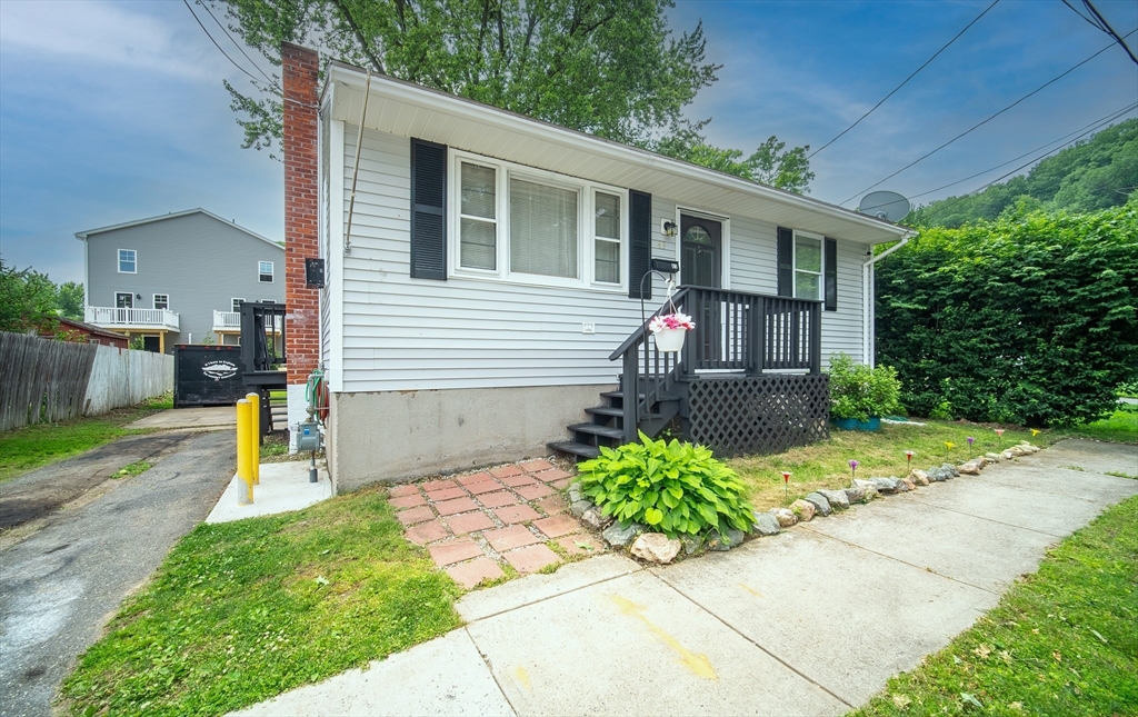 83 Armstrong St