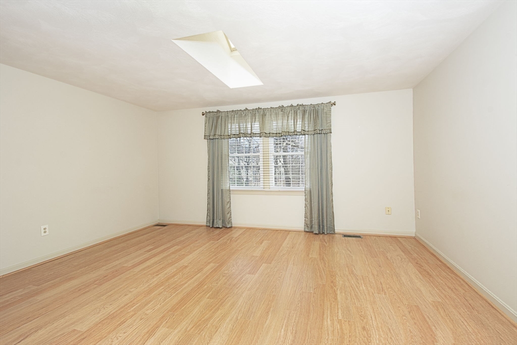 Shrewsbury, Massachusetts 01545, United States, 2 Bedrooms Bedrooms, ,2 BathroomsBathrooms,Residential,Contingent,90861
