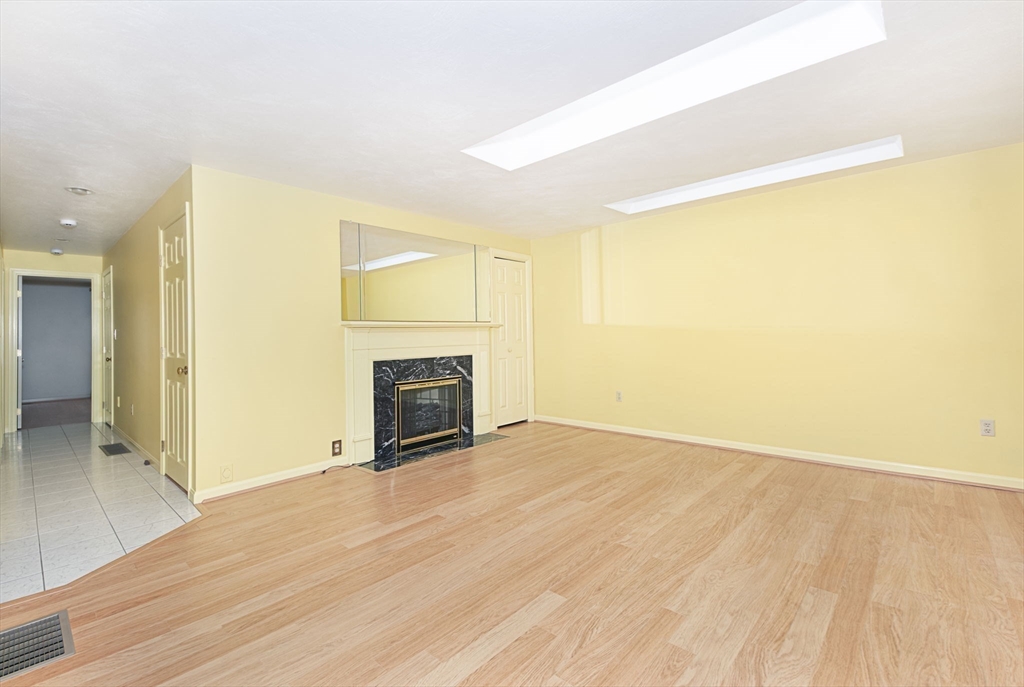 Shrewsbury, Massachusetts 01545, United States, 2 Bedrooms Bedrooms, ,2 BathroomsBathrooms,Residential,Contingent,90861