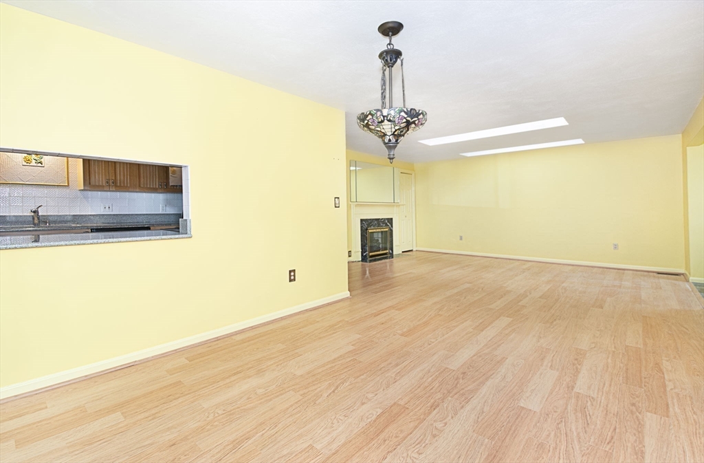 Shrewsbury, Massachusetts 01545, United States, 2 Bedrooms Bedrooms, ,2 BathroomsBathrooms,Residential,Contingent,90861