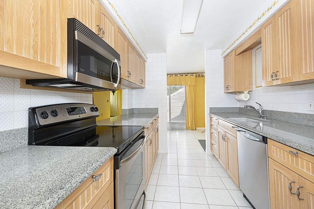 Shrewsbury, Massachusetts 01545, United States, 2 Bedrooms Bedrooms, ,2 BathroomsBathrooms,Residential,Contingent,90861