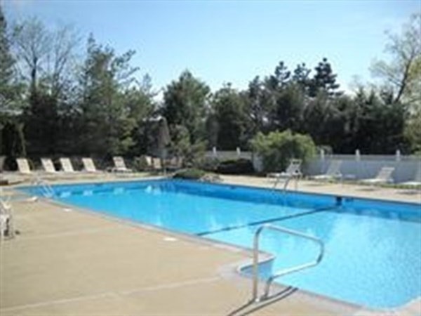 Shrewsbury, Massachusetts 01545, United States, 2 Bedrooms Bedrooms, ,2 BathroomsBathrooms,Residential,Contingent,90861