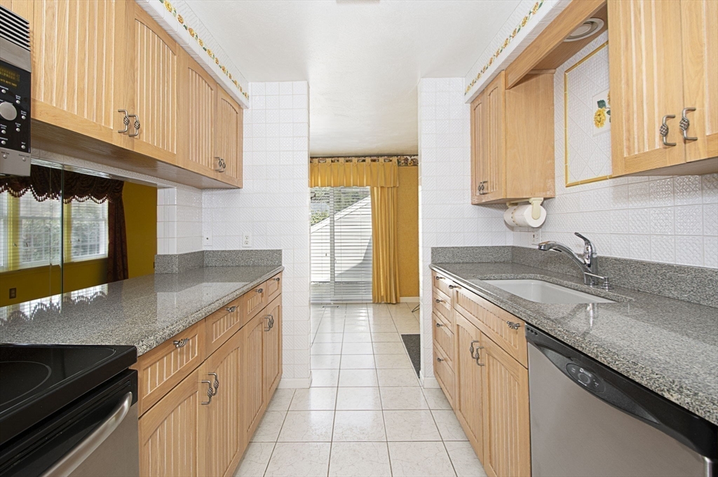 Shrewsbury, Massachusetts 01545, United States, 2 Bedrooms Bedrooms, ,2 BathroomsBathrooms,Residential,Contingent,90861