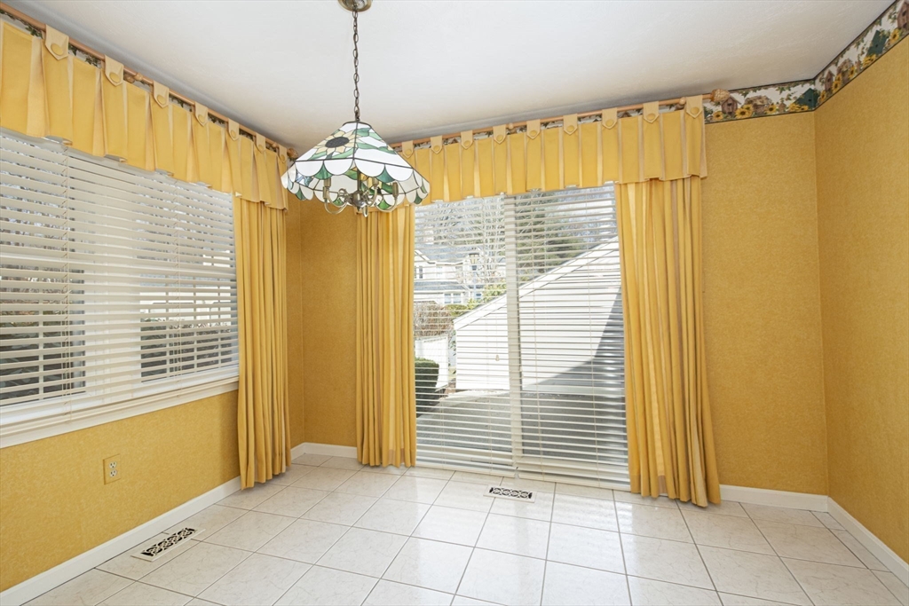 Shrewsbury, Massachusetts 01545, United States, 2 Bedrooms Bedrooms, ,2 BathroomsBathrooms,Residential,Contingent,90861