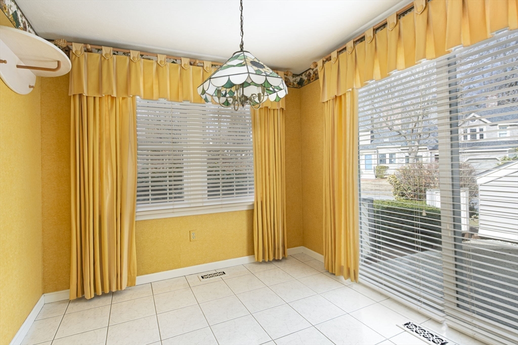 Shrewsbury, Massachusetts 01545, United States, 2 Bedrooms Bedrooms, ,2 BathroomsBathrooms,Residential,Contingent,90861