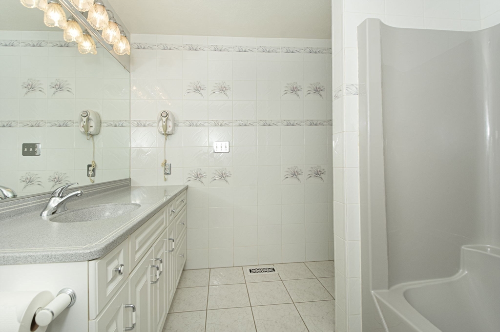 Shrewsbury, Massachusetts 01545, United States, 2 Bedrooms Bedrooms, ,2 BathroomsBathrooms,Residential,Contingent,90861