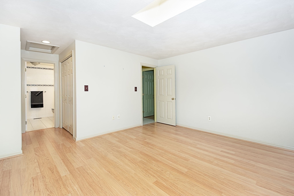 Shrewsbury, Massachusetts 01545, United States, 2 Bedrooms Bedrooms, ,2 BathroomsBathrooms,Residential,Contingent,90861