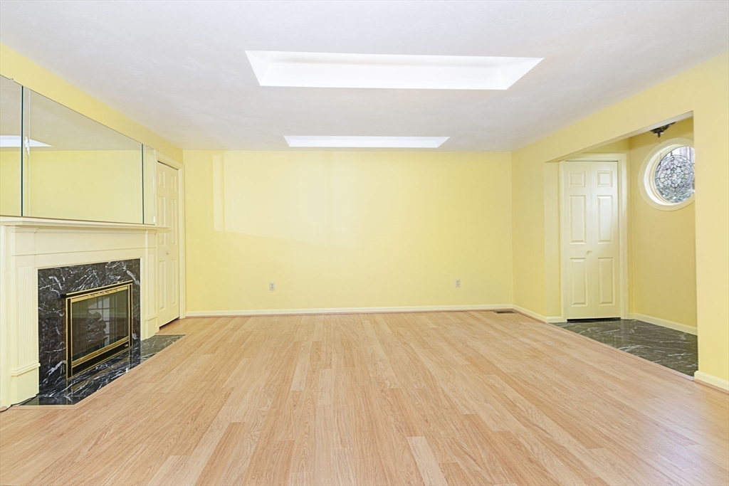 Shrewsbury, Massachusetts 01545, United States, 2 Bedrooms Bedrooms, ,2 BathroomsBathrooms,Residential,Contingent,90861